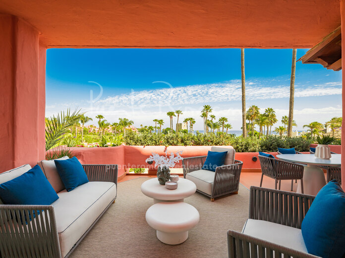 Elegant beachfront apartment in the stunning community of Cabo Bermejo, Estepona