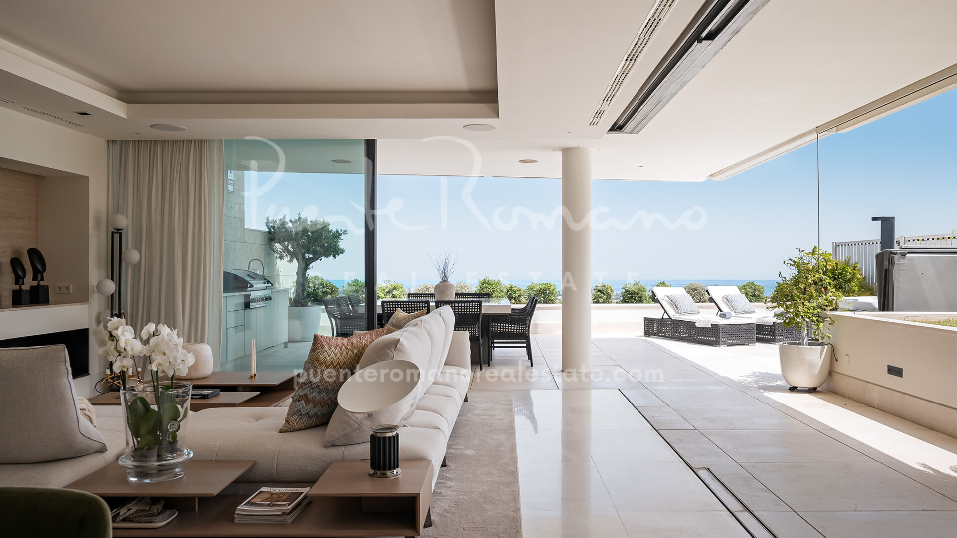 A contemporay apartment in La Quinta with panoramic views to the sea