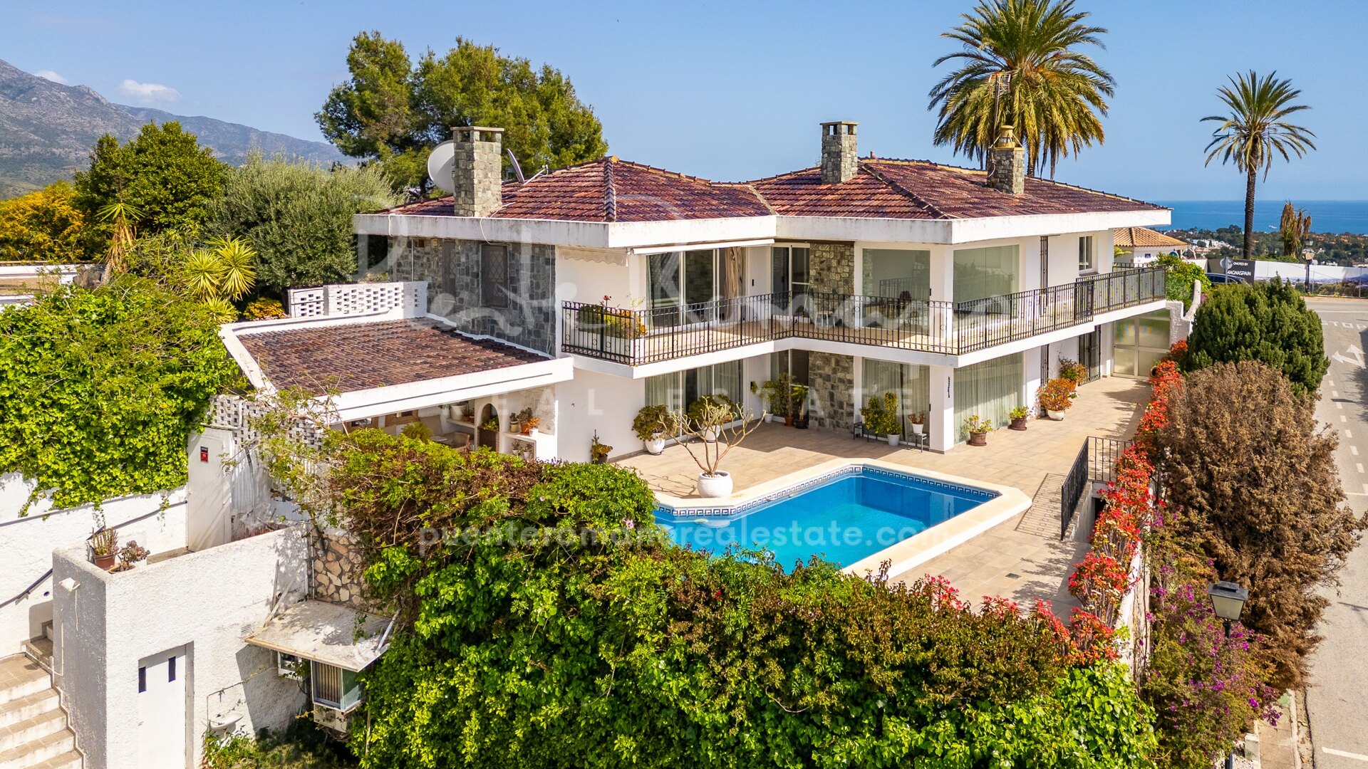 Oportunidad excepcional: Villa para reformar con vistas panorámicas en Nueva Andalucía