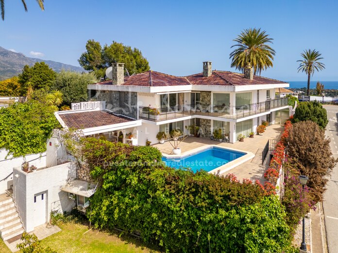 Excellent opportunity: Prime renovation villa with panoramic views in Nueva Andalucía