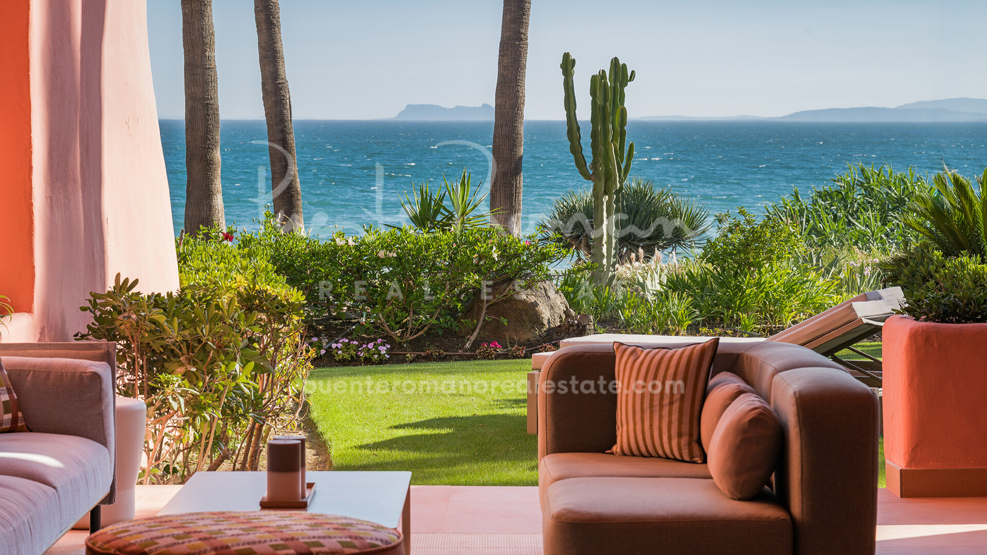 Apartamento en primera línea de playa en una comunidad exclusiva de Cabo Bermejo, Estepona