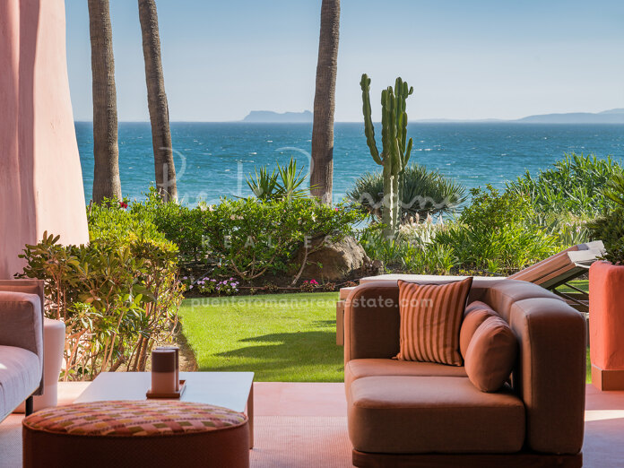 Apartamento en primera línea de playa en una comunidad exclusiva de Cabo Bermejo, Estepona