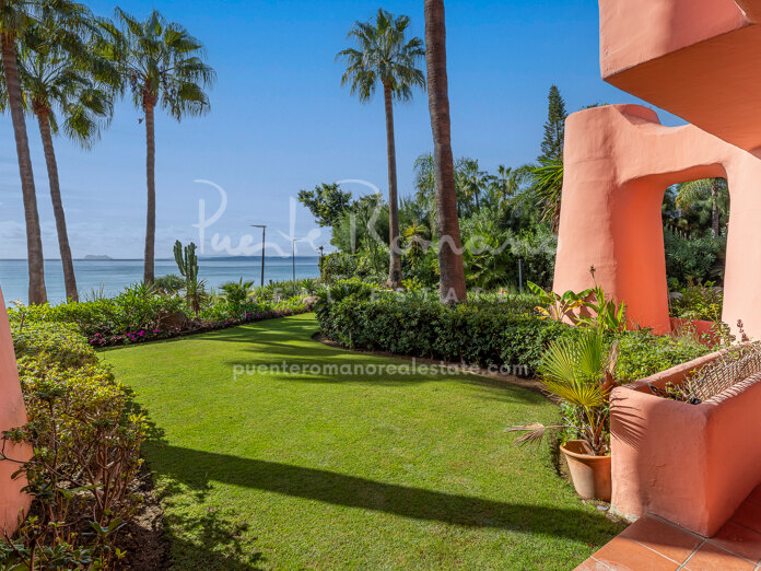 Apartamento en primera línea de playa en una comunidad exclusiva de Cabo Bermejo, Estepona