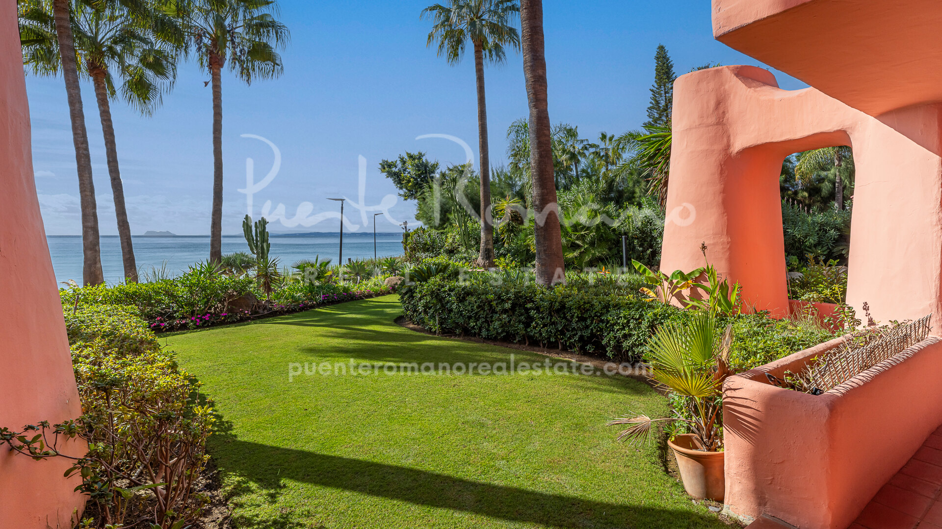Front line beach apartment in an exclusive community of Cabo Bermejo, Estepona