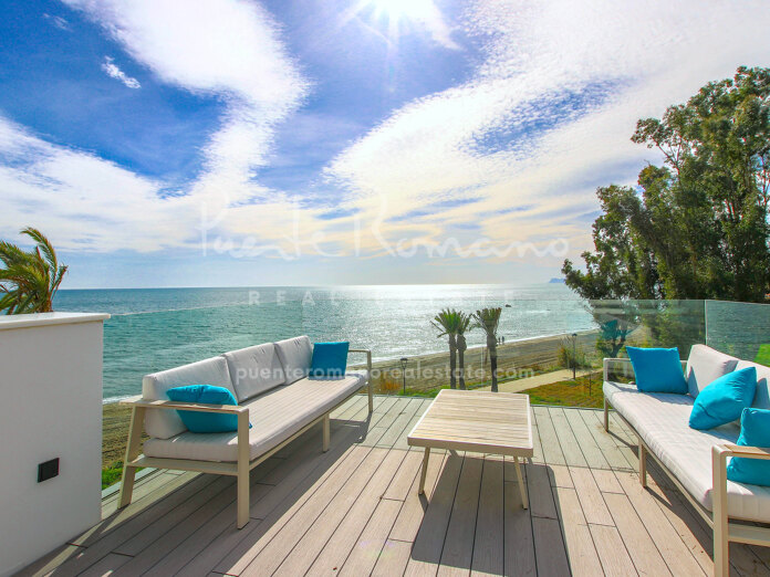 Moderna adosada en primera línea de playa con impresionantes vistas al mar en The Island, Estepona Oeste