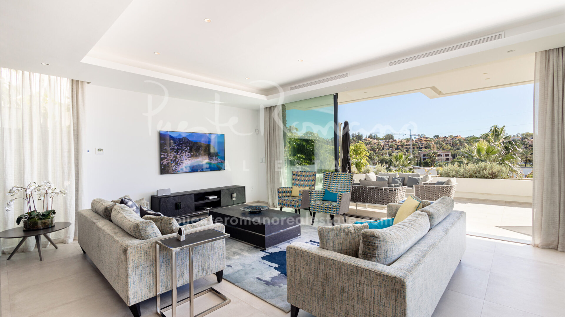 Villa con piscina infinita y espectaculares vistas al golf en Belfry, Estepona Este