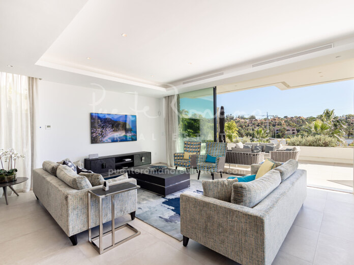Villa con piscina infinita y espectaculares vistas al golf en Belfry, Estepona Este