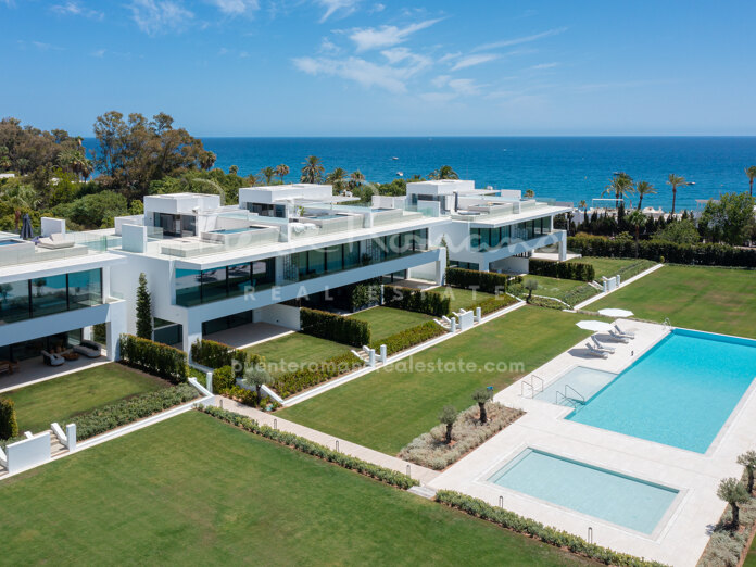 Magnificent attached villa in a central Golden Mile location and walking distance to the beach