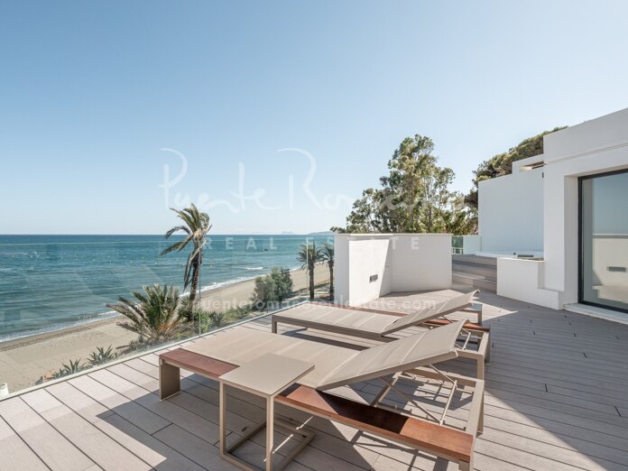 Modern and luxurious townhouse by the sea, in Estepona