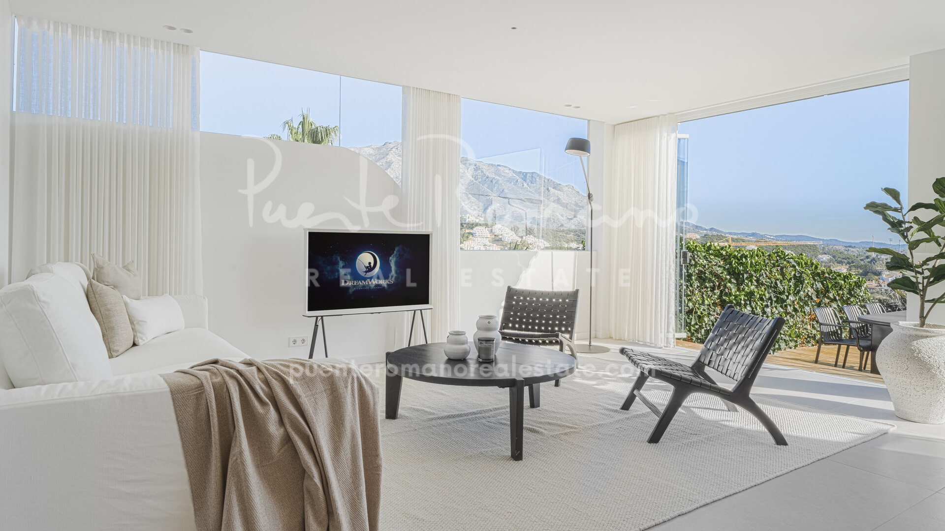 Impecable apartamento con vistas panorámicas al mar y a la montaña en Nueva Andalucía