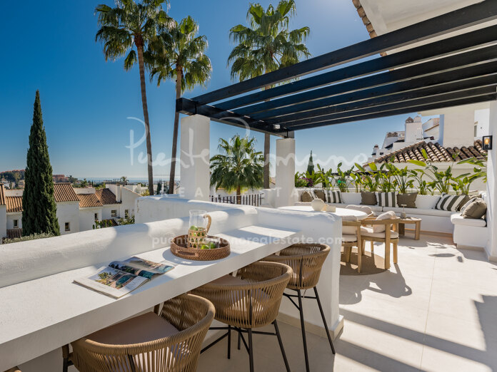 Elegante ático en esquina con vistas panorámicas en Nueva Andalucía