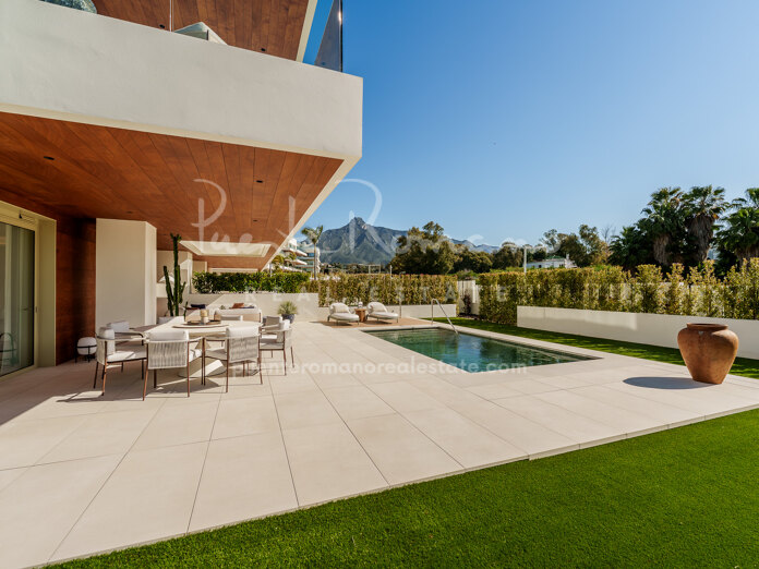 Triplex apartment with private pool and sea views in Benalús on The Golden Mile