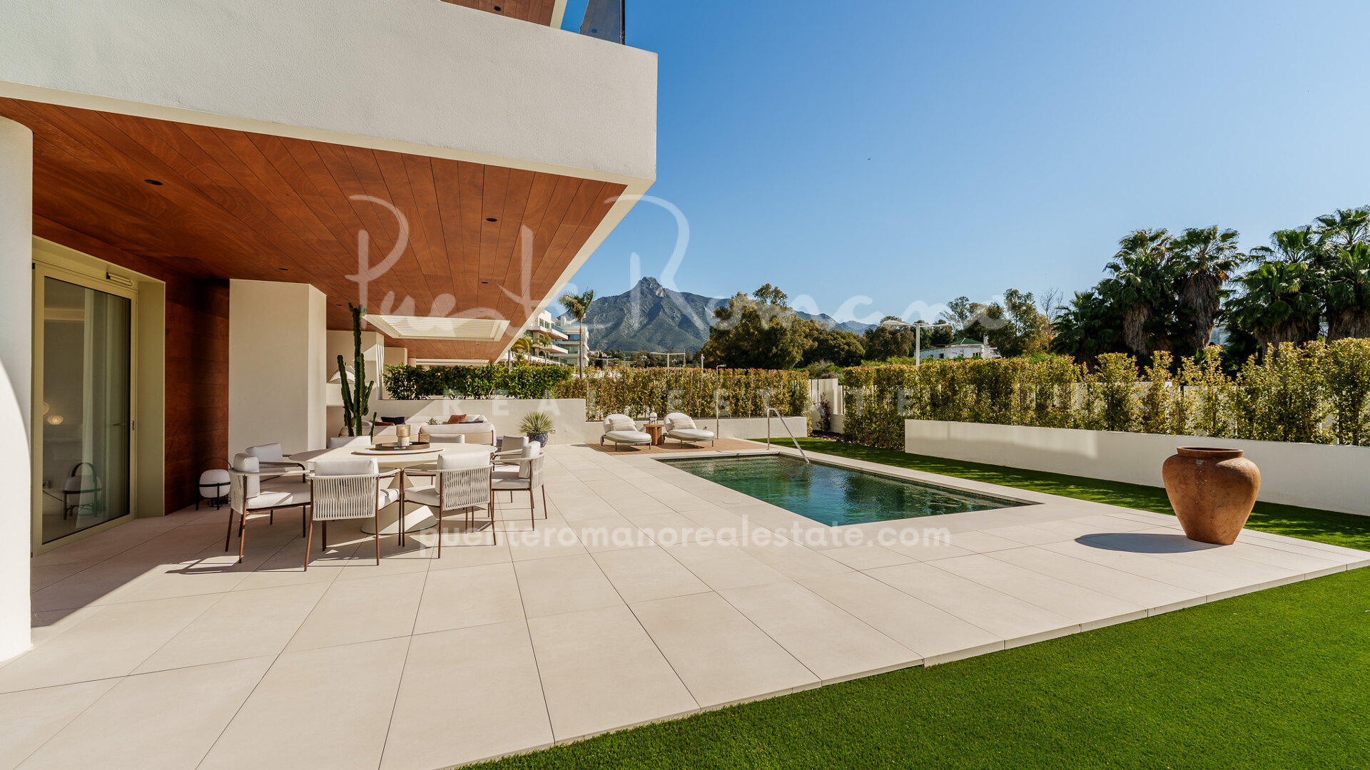 Apartamento tríplex con piscina privada y vistas al mar en Benalús, en la Milla de Oro