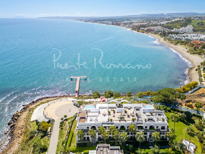 Elegante apartamento de dos dormitorios junto a la playa con vistas parciales al mar en Doncella Beach