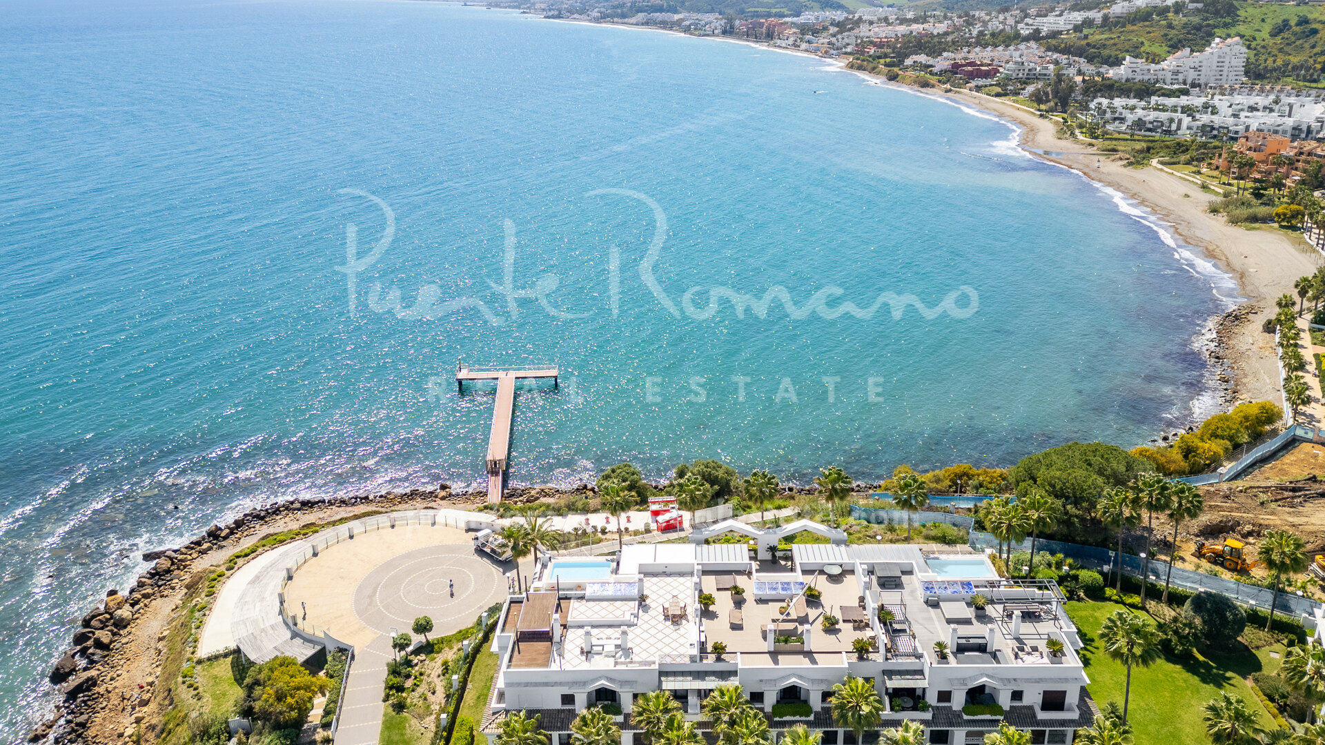 Elegante apartamento de dos dormitorios junto a la playa con vistas parciales al mar en Doncella Beach