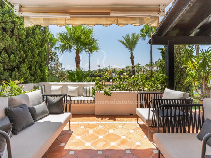 Impecable apartamento junto al mar y con vistas a los jardines maduros en Marina Puente Romano