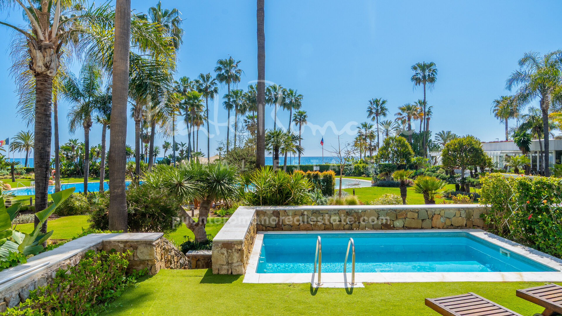 Front line beach apartment with sea views and private pool in Los Granados II