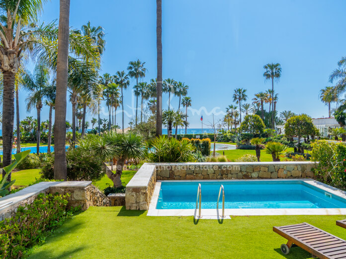 Apartamento en primera línea de playa con vistas al mar y piscina privada en Los Granados II