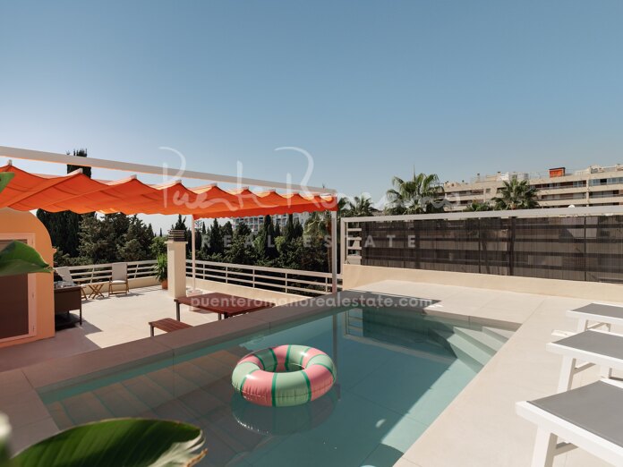 Ático con terraza privada en la azotea, piscina y vistas a La Concha en el centro de Marbella