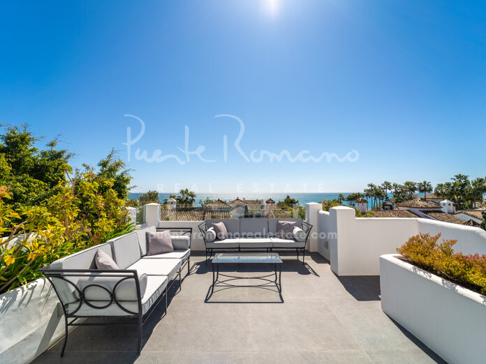 Espléndido ático dúplex junto a la playa con vistas espectaculares en los Jardines Persas de Marina Puente Romano