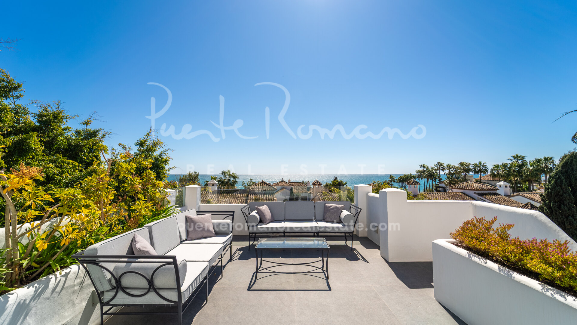 Espléndido ático dúplex junto a la playa con vistas espectaculares en los Jardines Persas de Marina Puente Romano