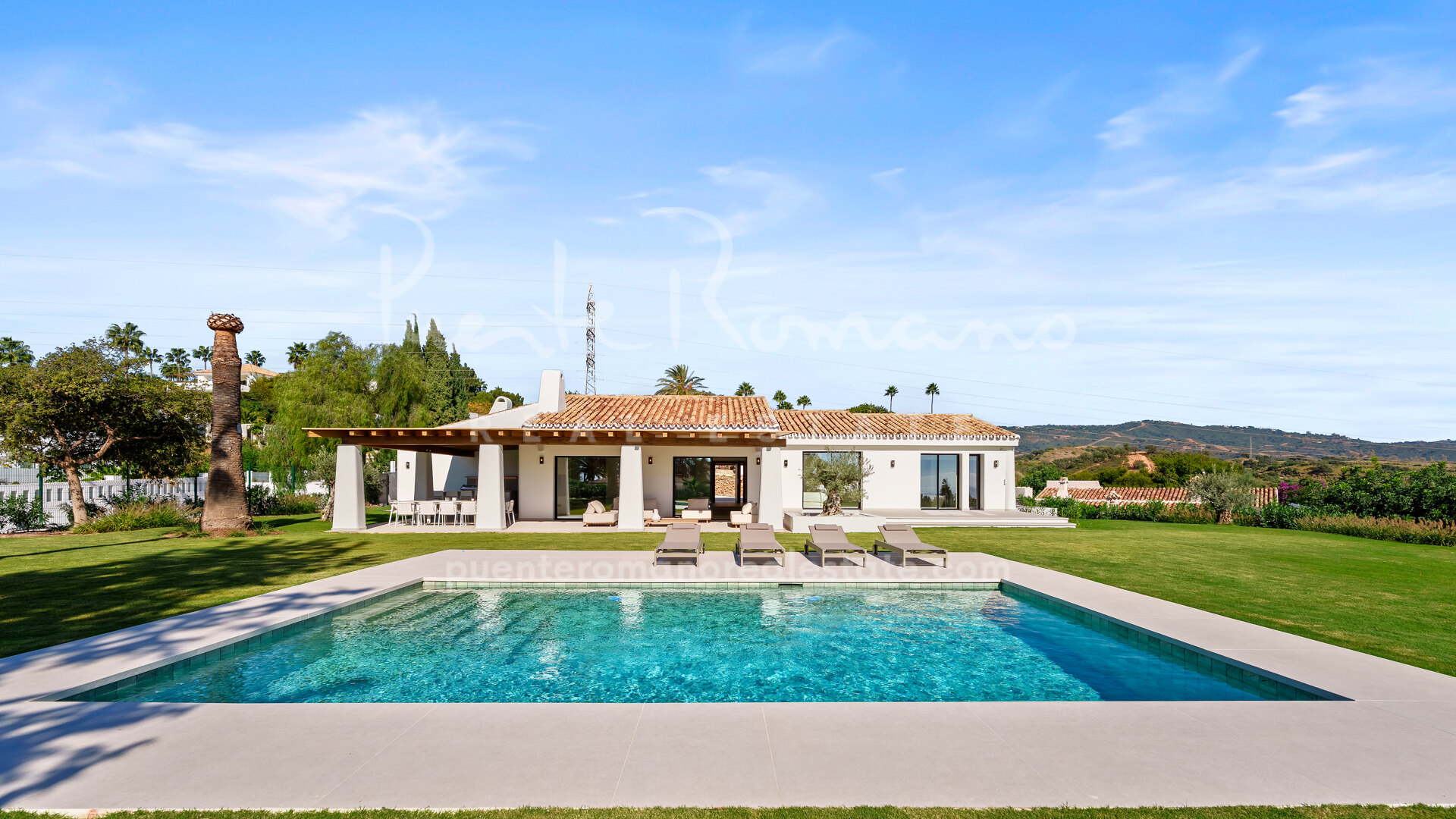 Lujosa villa de una sola planta con vistas panorámicas al mar en Marbella