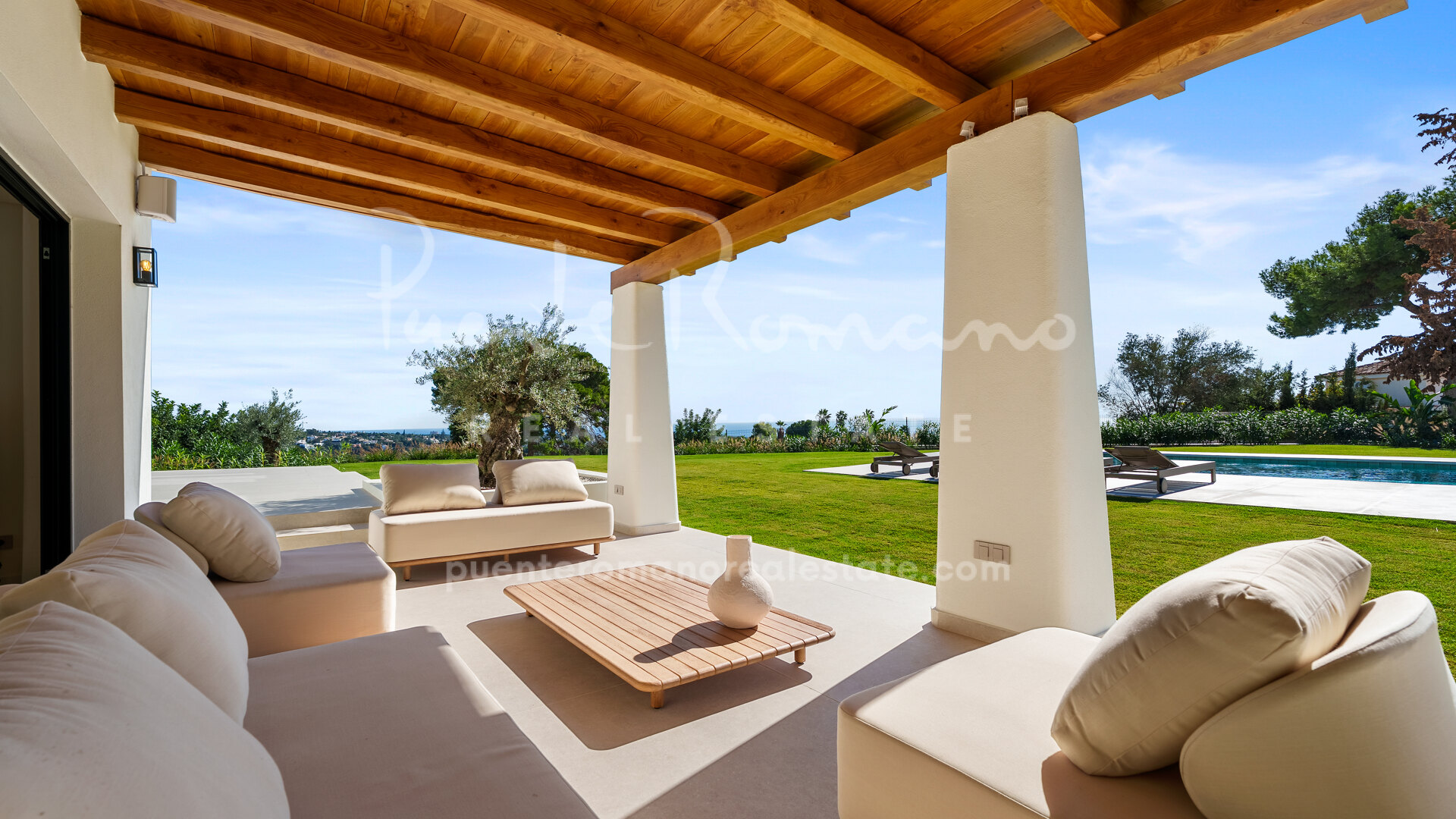 Lujosa villa de una sola planta con vistas panorámicas al mar en Marbella