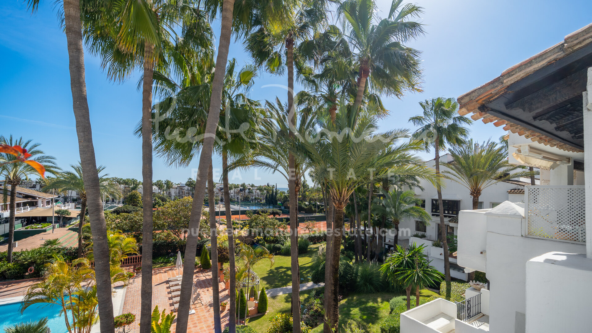 Beachside duplex penthouse in the Andalusian Gardens of Marina Puente Romano