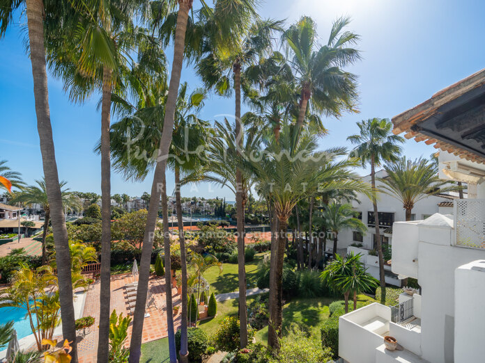 Beachside duplex penthouse in the Andalusian Gardens of Marina Puente Romano