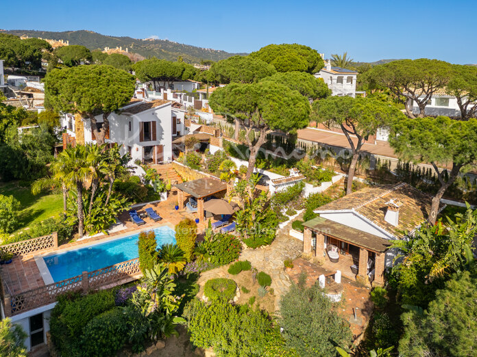 Elegante villa mediterránea con jardín maduro y privacidad en Cerrado de Elviria