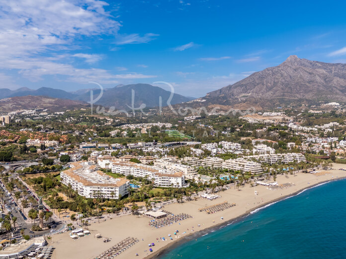 Luminoso apartamento dentro de una comunidad cerrada en primera línea de playa en Puerto Banús