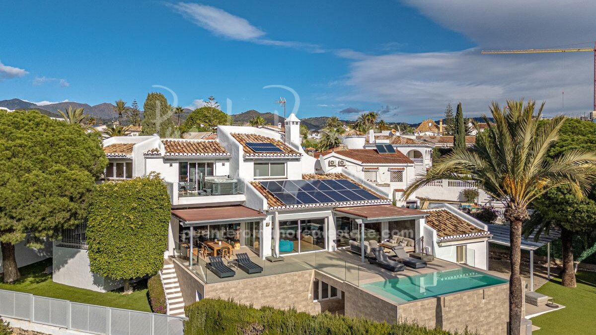 Villa de lujo con vistas al mar, a solo 200 m de las mejores playas de Las Chapas, Marbella Este
