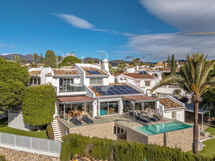 Villa de lujo con vistas al mar, a solo 200 m de las mejores playas de Las Chapas, Marbella Este