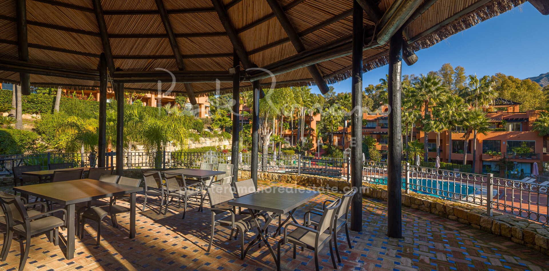 Large corner apartment in Alminar de Marbella, Nueva Andalucía