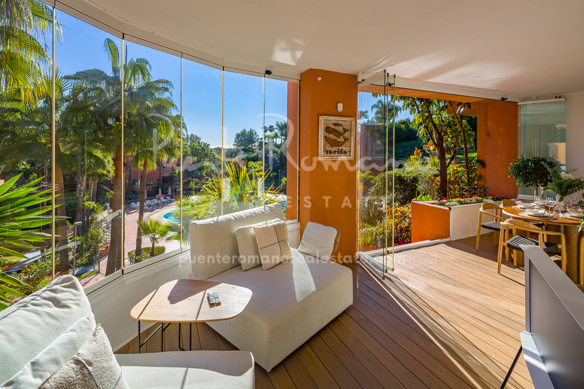 Large corner apartment in Alminar de Marbella, Nueva Andalucía
