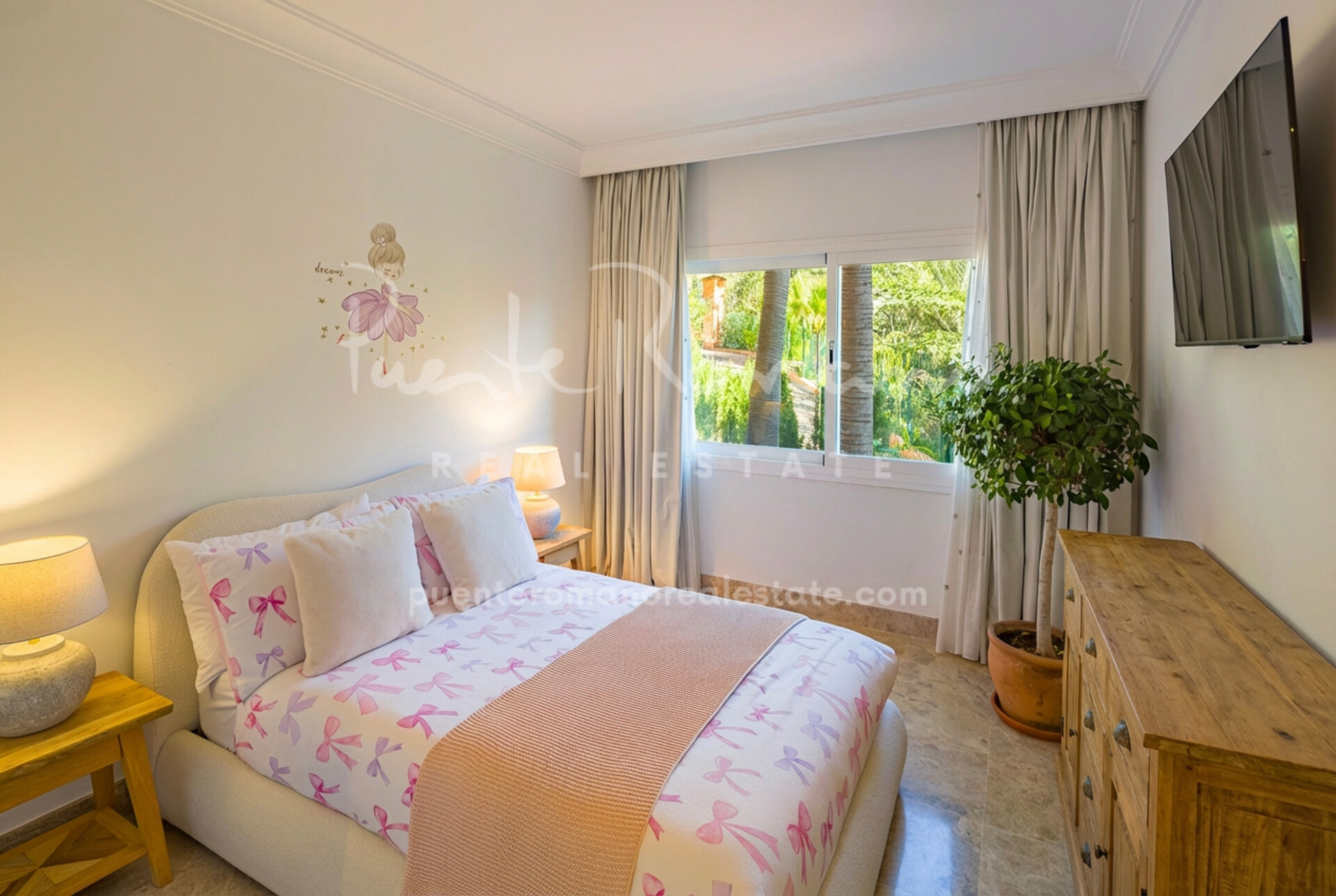 Large corner apartment in Alminar de Marbella, Nueva Andalucía