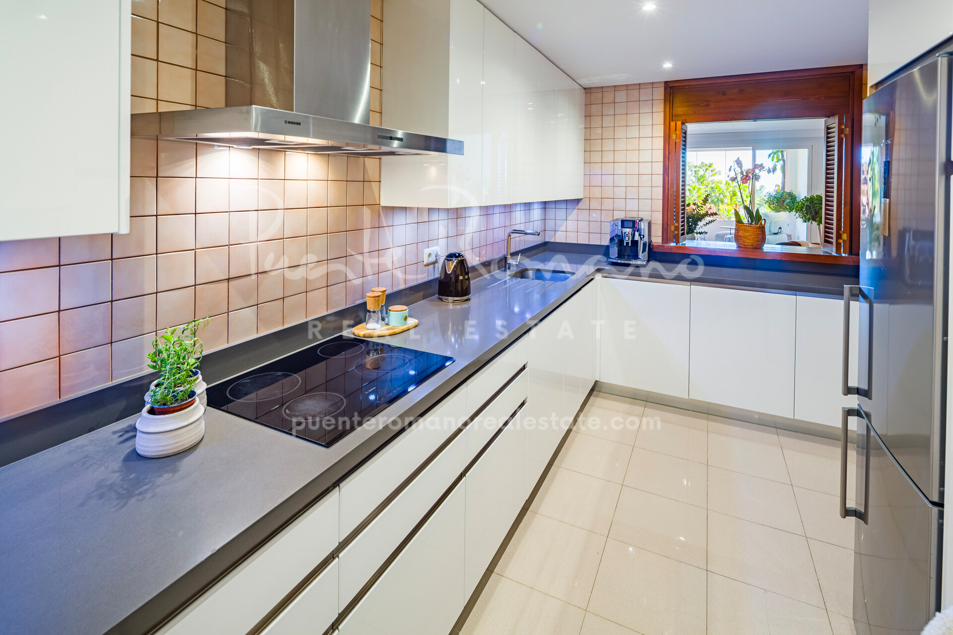 Large corner apartment in Alminar de Marbella, Nueva Andalucía