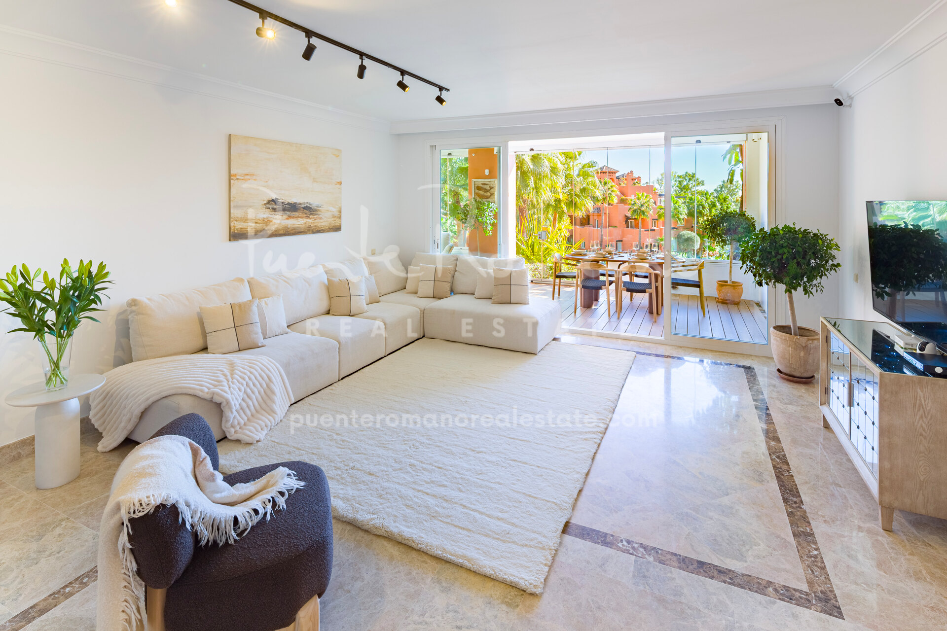 Large corner apartment in Alminar de Marbella, Nueva Andalucía