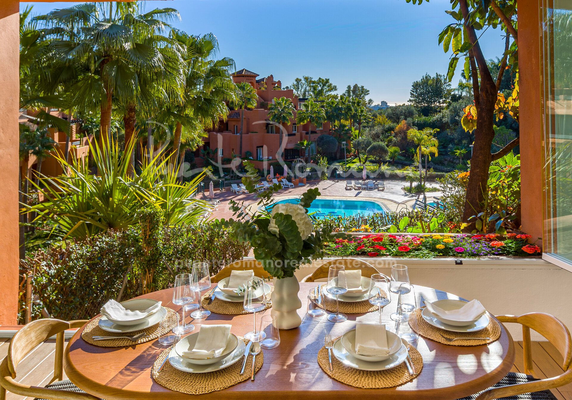 Large corner apartment in Alminar de Marbella, Nueva Andalucía