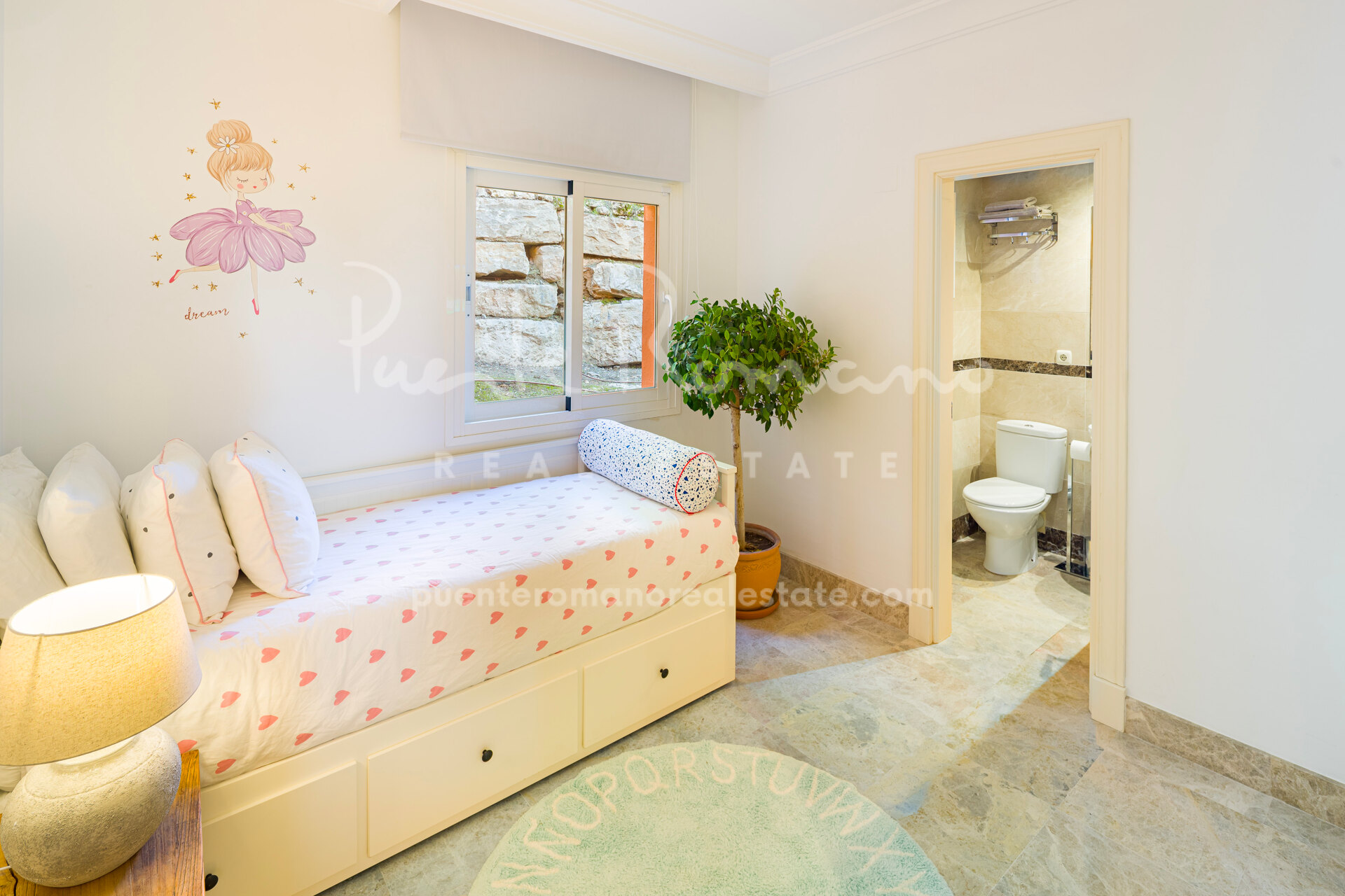 Large corner apartment in Alminar de Marbella, Nueva Andalucía