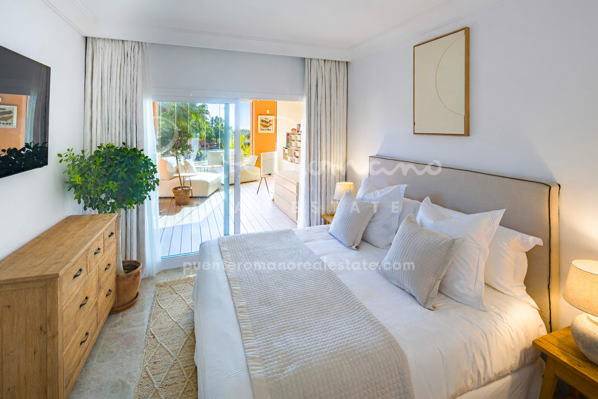 Large corner apartment in Alminar de Marbella, Nueva Andalucía