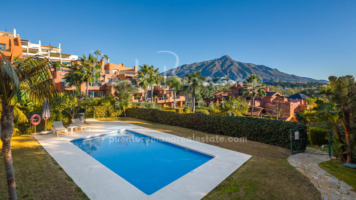Large corner apartment in Alminar de Marbella, Nueva Andalucía