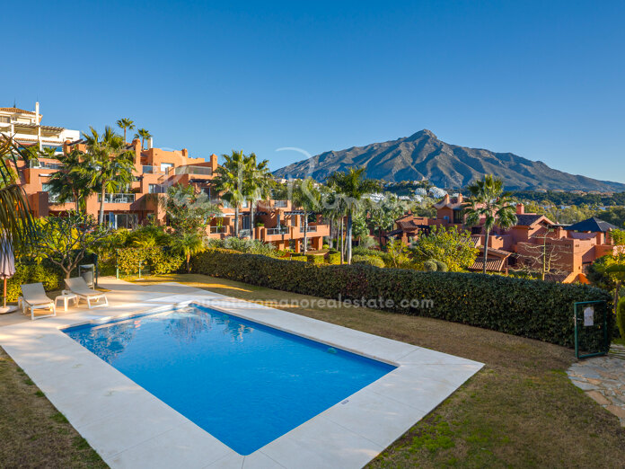 Amplio Apartamento Esquinero en Alminar de Marbella, Nueva Andalucía