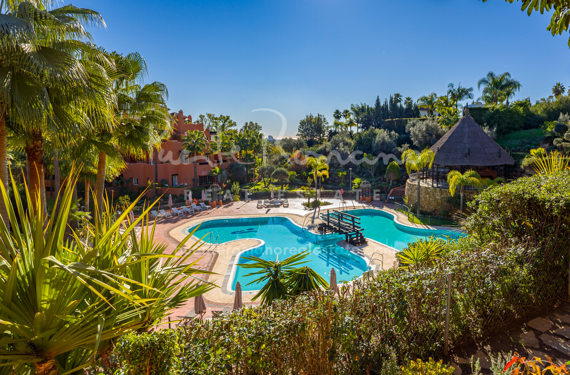 Large corner apartment in Alminar de Marbella, Nueva Andalucía