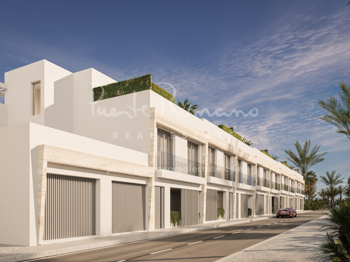 Amplias casas adosadas en una nueva promoción junto a la playa y al centro de la ciudad de San Pedro de Alcántara