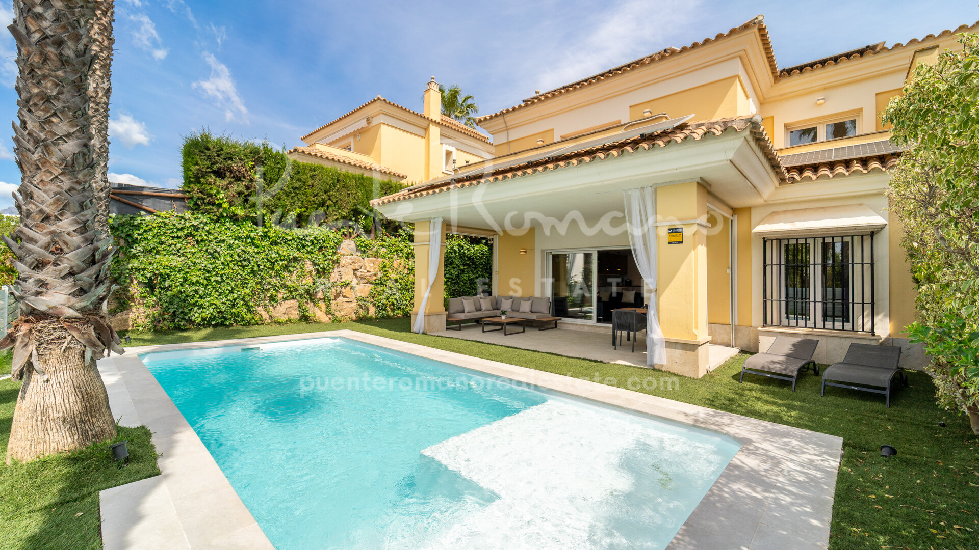 Elegant home with lovely sea views in Santa Clara, next to Los Monteros