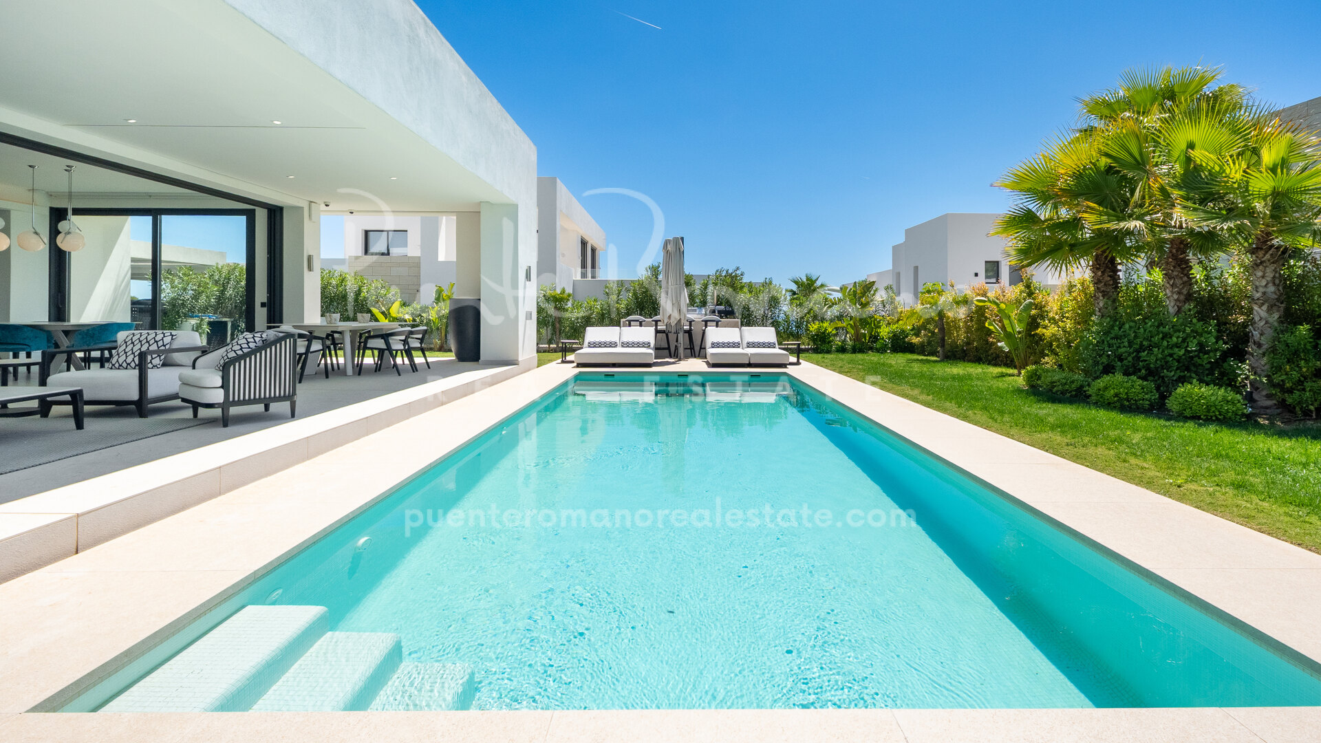 Villa moderna con espectaculares vistas al mar y a la montaña en La Finca de Marbella