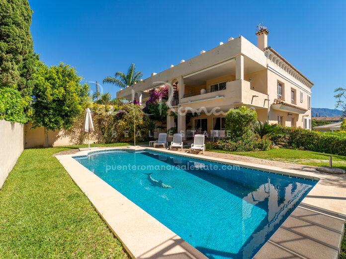 Amplia villa pareada con jardín privado y piscina en primera línea de golf en Guadalmina Alta