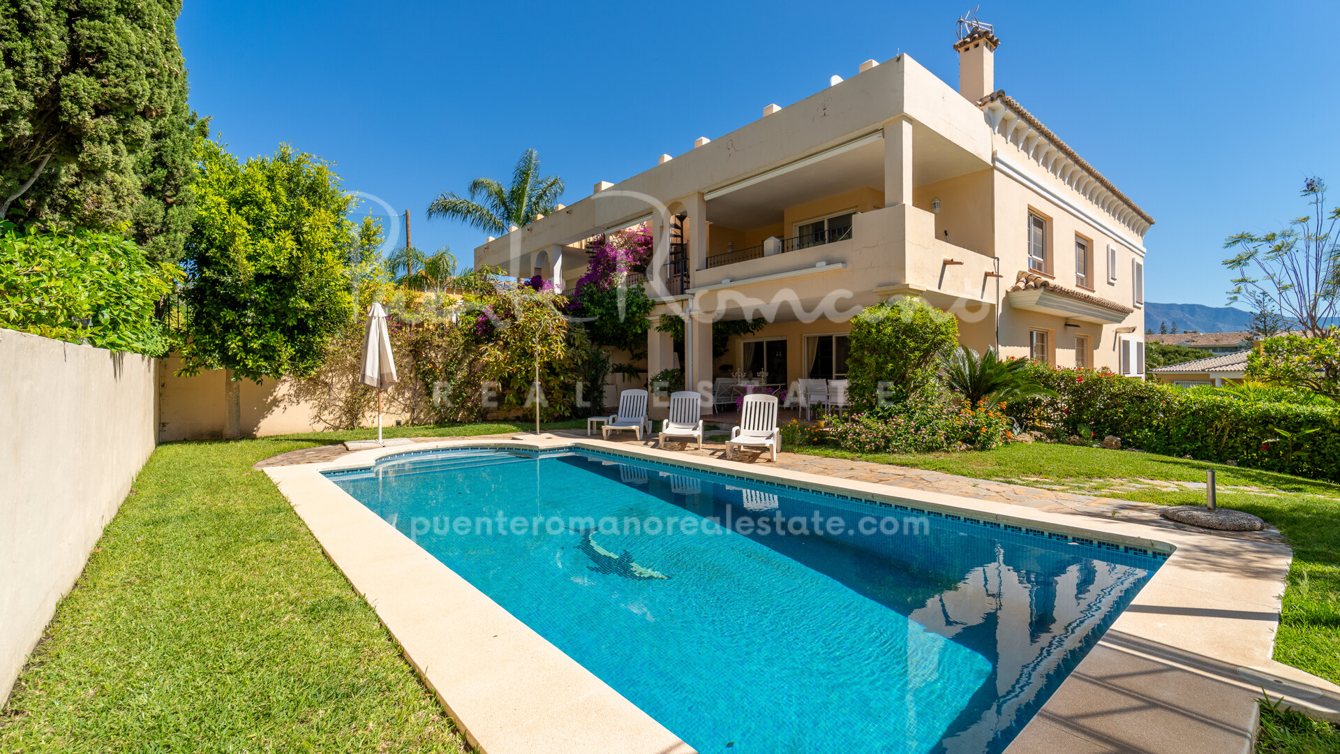 Amplia villa pareada con jardín privado y piscina en primera línea de golf en Guadalmina Alta