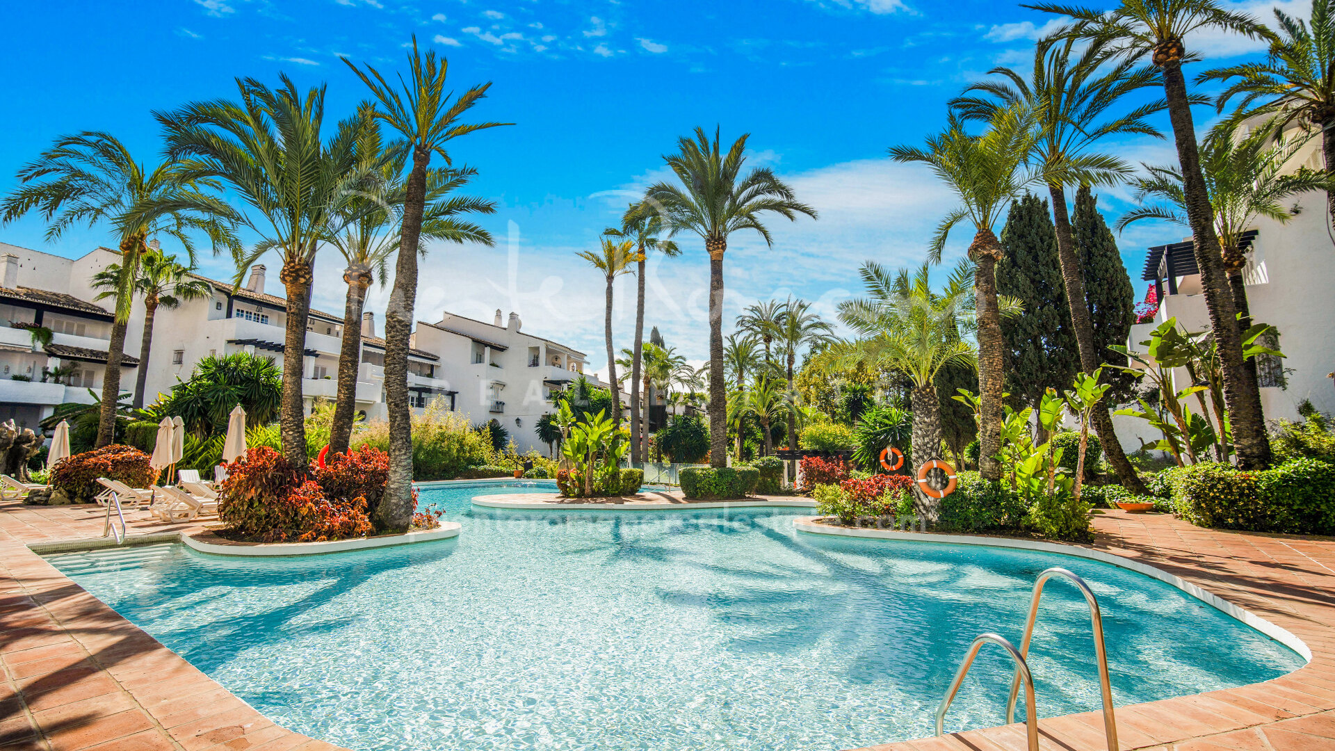 Encantador pied-à-terre junto a la playa en Puente Romano, con todas las comodidades del hotel a tu alcance